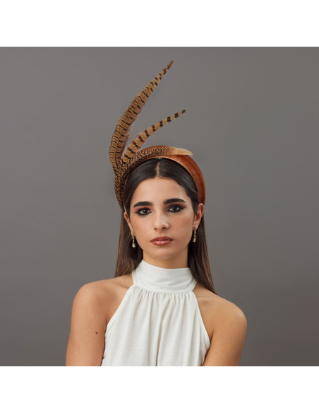 Elegante diadema camel con plumas marrones - Pamelas y Tocados para madrinas - 1