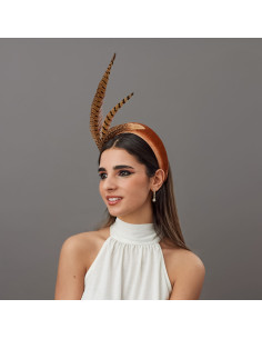 Elegante diadema camel con plumas marrones - Pamelas y Tocados para madrinas - 1 2