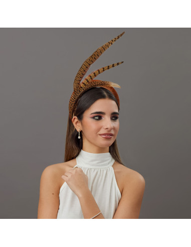 Elegante diadema camel con plumas marrones - Pamelas y Tocados para madrinas - 3
