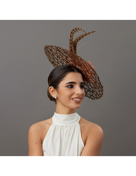 Original Tocado marrón y nude con plumas - Pamelas y Tocados para madrinas - 3
