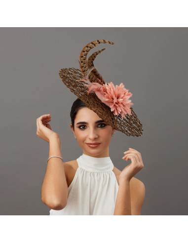 Original Tocado marrón y nude con plumas - Pamelas y Tocados para madrinas - 2