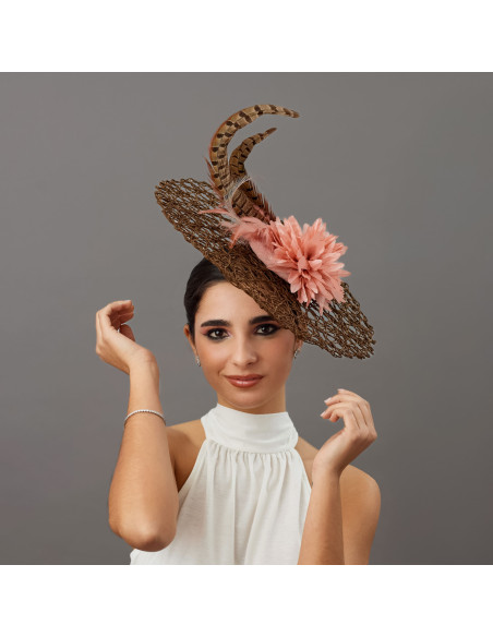 Original Tocado marrón y nude con plumas - Pamelas y Tocados para madrinas - 2