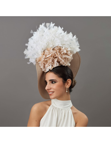 Espectacular pamela con flores y plumas de boda beige y blanco - Pamelas y Tocados para madrinas - 1