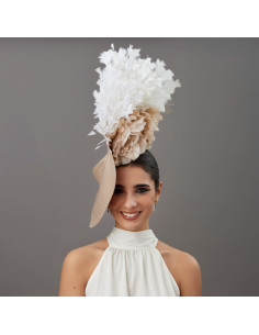 Espectacular pamela con flores y plumas de boda beige y blanco - Pamelas y Tocados para madrinas - 1 2