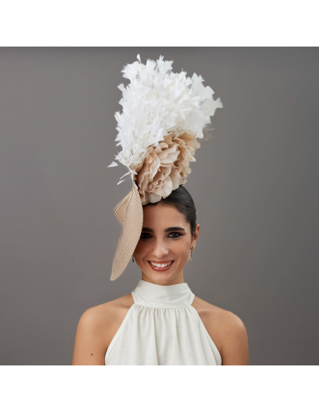 Espectacular pamela con flores y plumas de boda beige y blanco - Pamelas y Tocados para madrinas - 2 Espectacular pamela con flores y plumas de boda beige y blanco - Pamelas y Tocados para madrinas - 2
