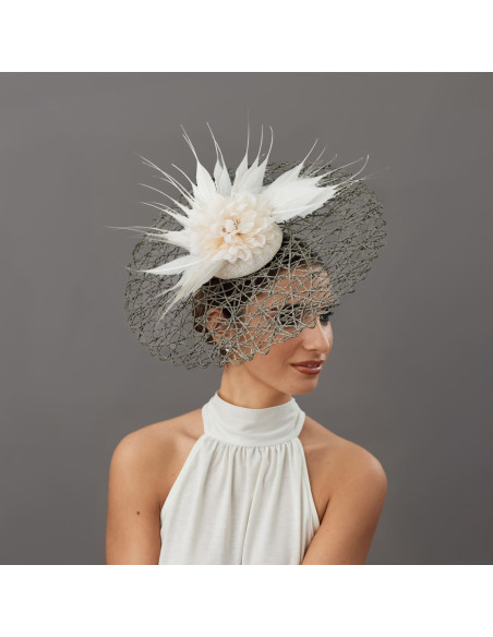 Tocado marfil y gris con plumas madrina de boda - Pamelas y Tocados para madrinas - 1