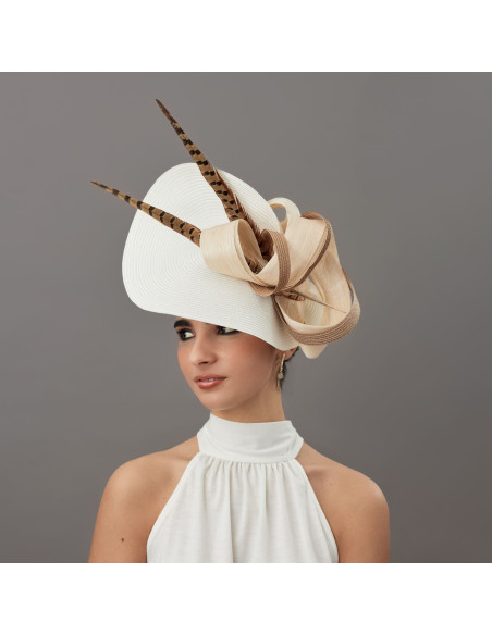 Sombrero de boda invitada perfecta marfil con plumas marrones - Pamelas y Tocados para madrinas - 1