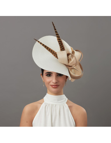 Sombrero de boda invitada perfecta marfil con plumas marrones - Pamelas y Tocados para madrinas - 2