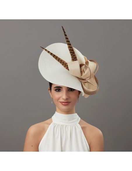 Sombrero de boda invitada perfecta marfil con plumas marrones - Pamelas y Tocados para madrinas - 2 Sombrero de boda invitada perfecta marfil con plumas marrones - Pamelas y Tocados para madrinas - 2
