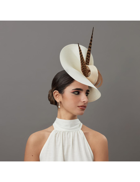 Sombrero de boda invitada perfecta marfil con plumas marrones - Pamelas y Tocados para madrinas - 3 Sombrero de boda invitada perfecta marfil con plumas marrones - Pamelas y Tocados para madrinas - 3