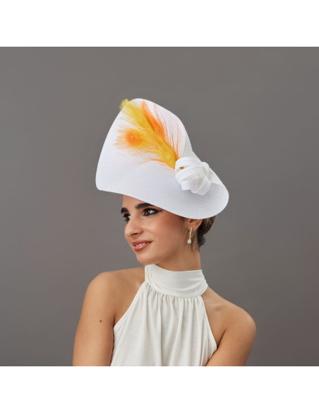 Sombrero invitada de boda blanco con plumas pavo real naranjas y amarillas - Pamelas y Tocados para madrinas - 3 Sombrero invitada de boda blanco con plumas pavo real naranjas y amarillas - Pamelas y Tocados para madrinas - 3