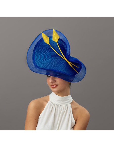 Sombrero para invitada de boda azul con plumas amarillas - Pamelas y Tocados para madrinas - 1