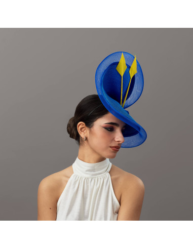 Sombrero para invitada de boda azul con plumas amarillas - Pamelas y Tocados para madrinas - 3