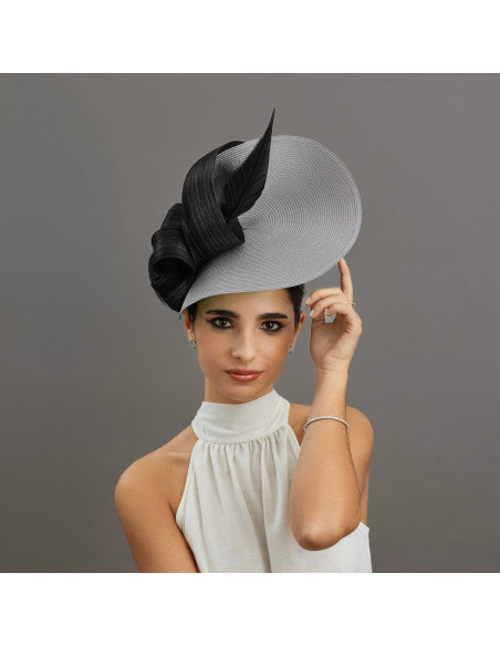 Tocado de boda gris y negro para invitada con plumas - Pamelas y Tocados para madrinas - 5 Tocado de boda gris y negro para invitada con plumas - Pamelas y Tocados para madrinas - 5