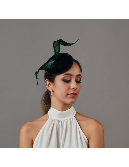 Elegante Tocado pequeño de terciopelo verde oscuro - Pamelas y Tocados para madrinas - 3