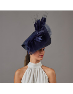Elegante Tocado de boda azul marino con plumas - Pamelas y Tocados para madrinas - 1 2