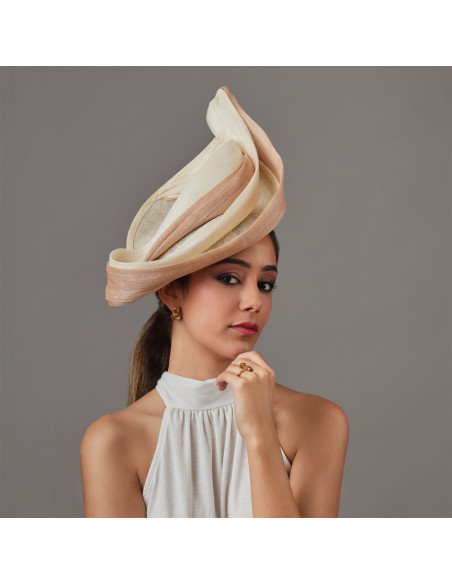 Elegante sombrero para madrina de boda de boda beige - Pamelas y Tocados para madrinas - 1