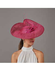 Elegante sombrero fucsia invitada de boda con plumas y pedrería - Pamelas y Tocados para madrinas - 3 2