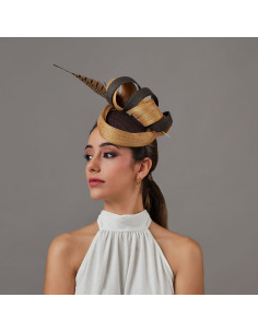 Elegante Tocado madrina de boda marrón y dorado plumas - Pamelas y Tocados para madrinas - 1 2