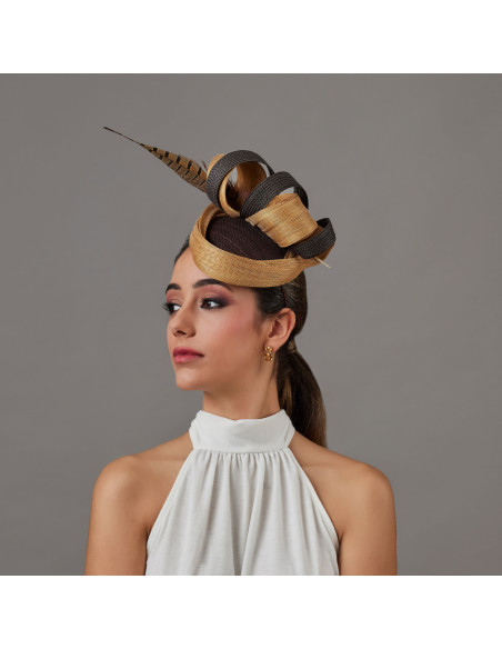 Elegante Tocado madrina de boda marrón y dorado plumas - Pamelas y Tocados para madrinas - 2 Elegante Tocado madrina de boda marrón y dorado plumas - Pamelas y Tocados para madrinas - 2