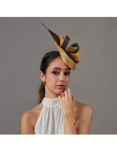 Elegante Tocado madrina de boda marrón y dorado plumas - Pamelas y Tocados para madrinas - 1