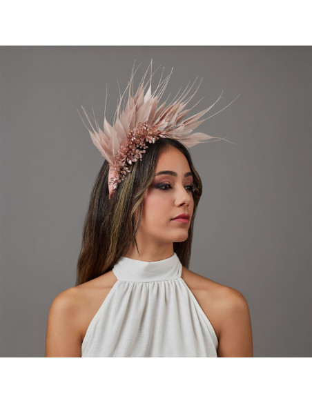 Diadema rosa claro con cristales y plumas para madrina original boda de noche - Pamelas y Tocados para madrinas - 1 Diadema rosa claro con cristales y plumas para madrina original boda de noche - Pamelas y Tocados para madrinas - 1