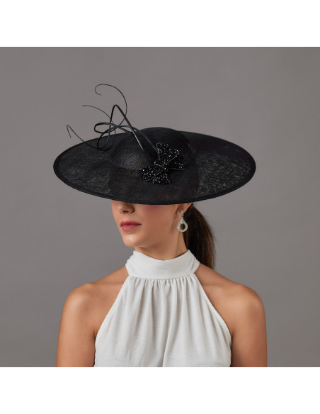 Elegante sombrero negro con plumas invitada de boda - Pamelas y Tocados para madrinas - 3