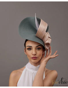 Elegante Tocado invitada de boda gris y rosa nude con plumas - Pamelas y Tocados para madrinas - 1