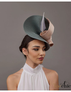 Elegante Tocado invitada de boda gris y rosa nude con plumas - Pamelas y Tocados para madrinas - 1 2