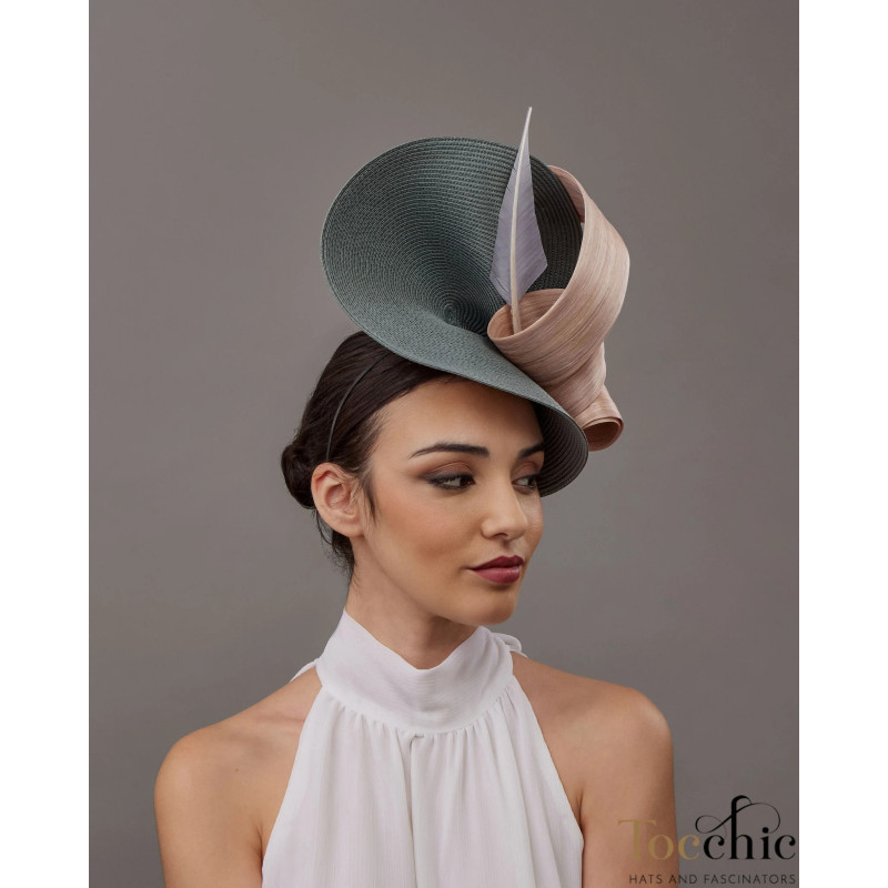 Elegante Tocado invitada de boda gris y rosa nude con plumas - Pamelas y Tocados para madrinas - 2 Elegante Tocado invitada de boda gris y rosa nude con plumas - Pamelas y Tocados para madrinas - 2