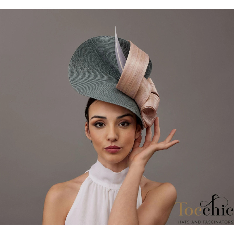 Elegante Tocado invitada de boda gris y rosa nude con plumas - Pamelas y Tocados para madrinas - 5 Elegante Tocado invitada de boda gris y rosa nude con plumas - Pamelas y Tocados para madrinas - 5