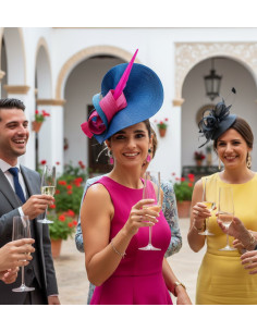 Tocado azul añil con pluma rosa para madrina boda - Pamelas y Tocados para madrinas - 1 2