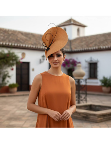 Tocado camel y negro con plumas sencillo para invitada de boda - Pamelas y Tocados para madrinas - 5