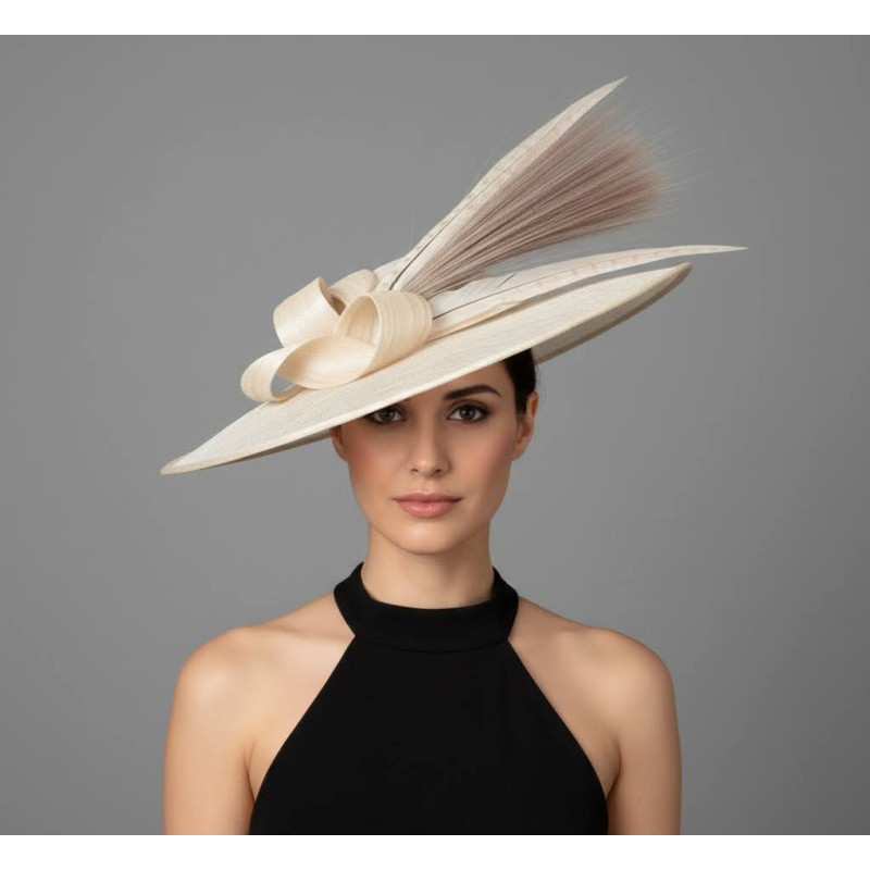 Elegante pamela con plumas Beige para madrina - Pamelas y Tocados para madrinas - 2