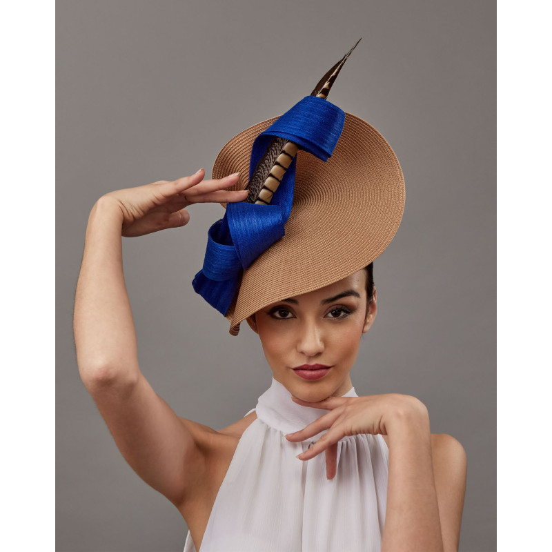 Tocado invitada perfecta beige y azul añil con plumas - Pamelas y Tocados para madrinas - 1