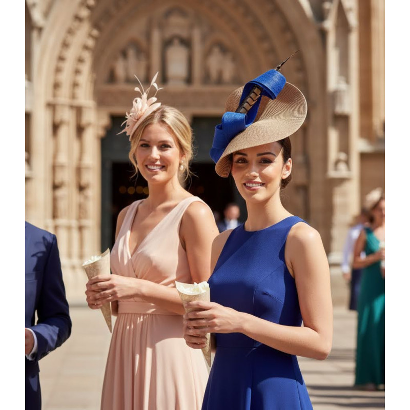 Tocado invitada perfecta beige y azul añil con plumas - Pamelas y Tocados para madrinas - 2