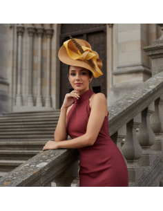 Elegante tocado para invitada de boda dorado y camel - Pamelas y Tocados para madrinas - 1 2