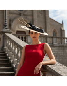 Elegante sombrero de boda beige con lazo negro - Pamelas y Tocados para madrinas - 1 2