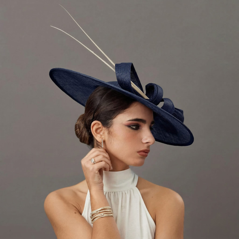 Elegante Pamela azul marino con lazo para madrina de boda - Pamelas y Tocados para madrinas - 2 Elegante Pamela azul marino con lazo para madrina de boda - Pamelas y Tocados para madrinas - 2