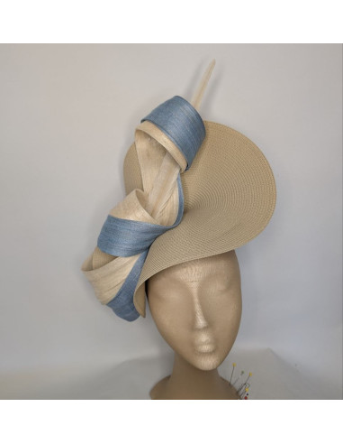 Tocado personalizado invitada perfecta beige y azul celeste con plumas - Pamelas y Tocados para madrinas - 1