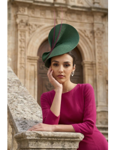Elegante Tocado verde y buganvilla madrina boda de día - Pamelas y Tocados para madrinas - 1