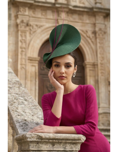 Elegante Tocado verde y buganvilla madrina boda de día - Pamelas y Tocados para madrinas - 1