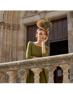 Sombrero madrina de boda beige con plumas de pavo real - Sombreros y Tocados para bodas de mañana - 1