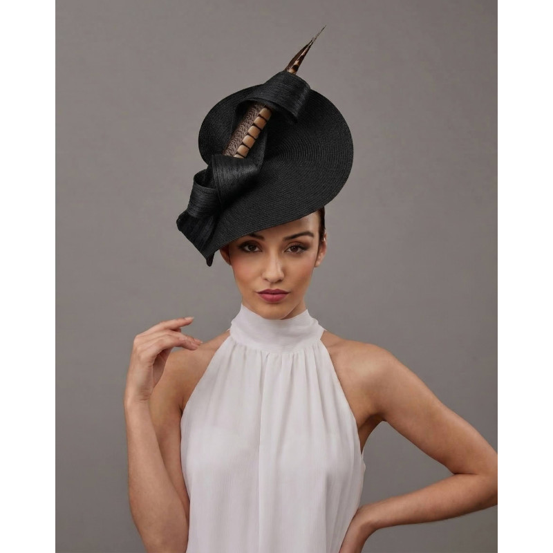 Elegante Tocado negro y dorado para invitada en boda de mañana - Pamelas y Tocados para madrinas - 1