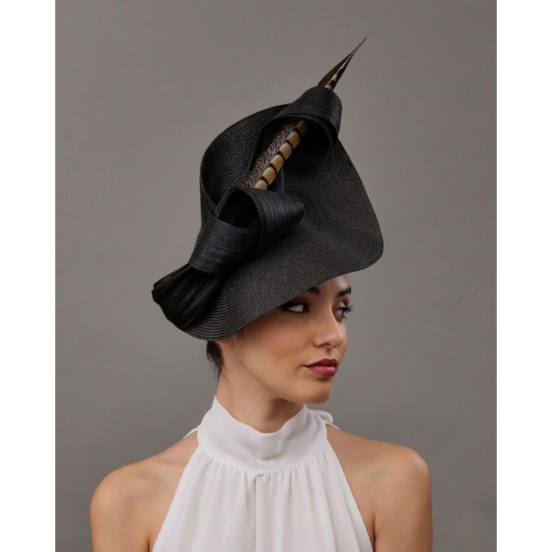 Elegante Tocado negro y dorado para invitada en boda de mañana - Pamelas y Tocados para madrinas - 3