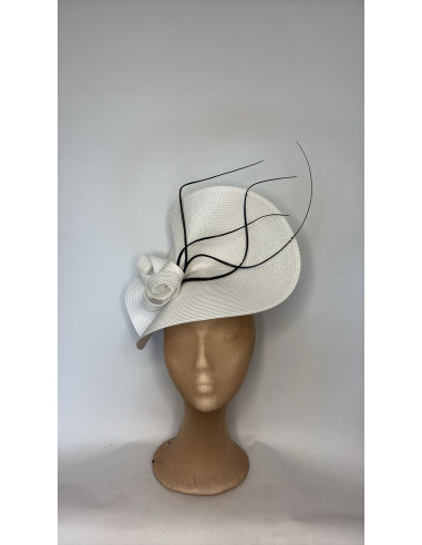Tocado de boda personalizado blanco con plumas azul marino - Pamelas y Tocados para madrinas - 1