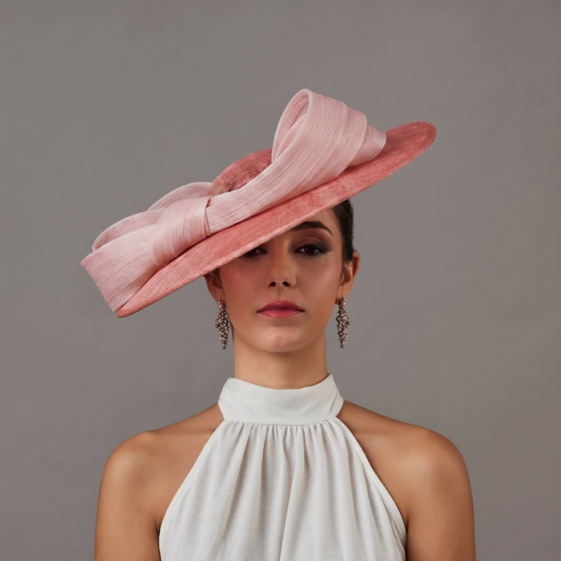 Elegante sombrero para madrina de boda rosa nude con lazo - Pamelas y Tocados para madrinas - 1