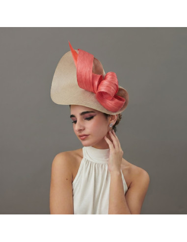 Elegante tocado para madrina coral y beige con pluma - Sombreros y Tocados para bodas de mañana - 2