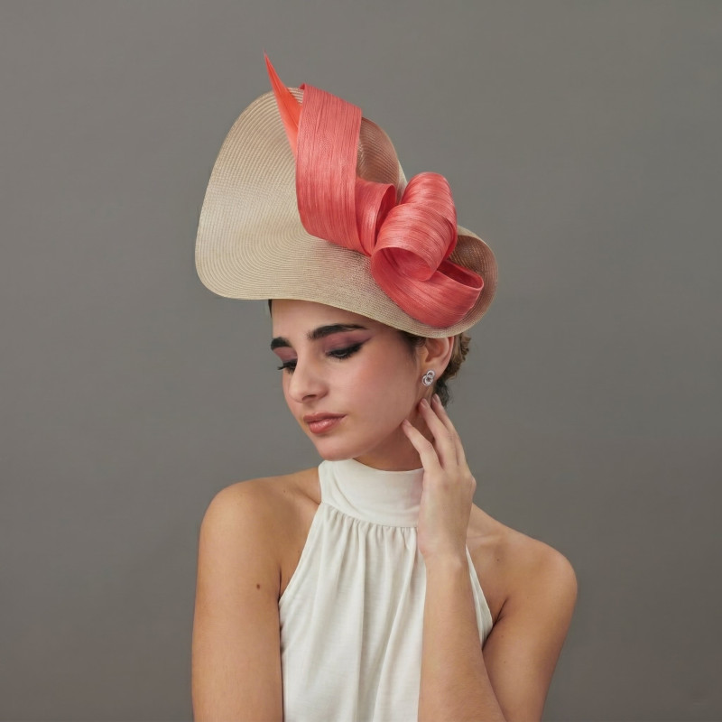Elegante tocado para madrina coral y beige con pluma - Sombreros y Tocados para bodas de mañana - 2