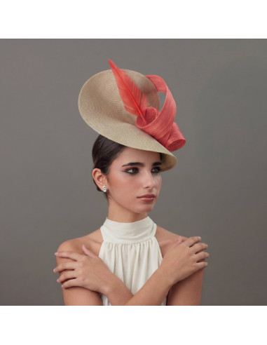 Elegante tocado para madrina coral y beige con pluma - Sombreros y Tocados para bodas de mañana - 3